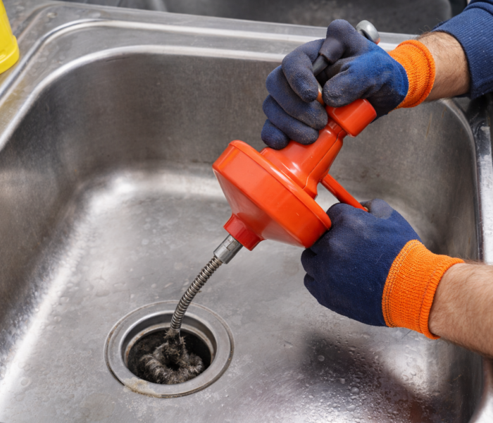 Țeavă înfundată în București – desfundare chiuvetă cu echipament profesional